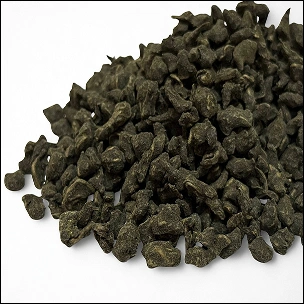 Luźna herbata oolong w postaci granulatu zielonej herbaty na białym tle